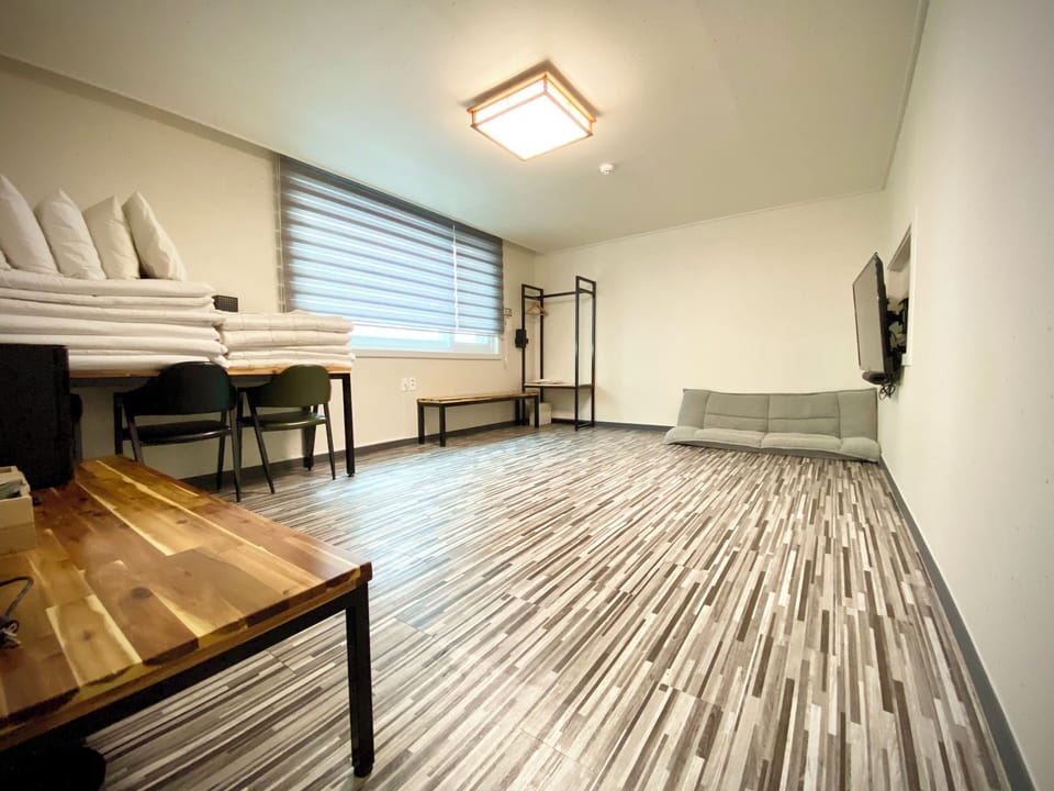 Room (Ondol) | Desk, blackout drapes, soundproofing, free WiFi