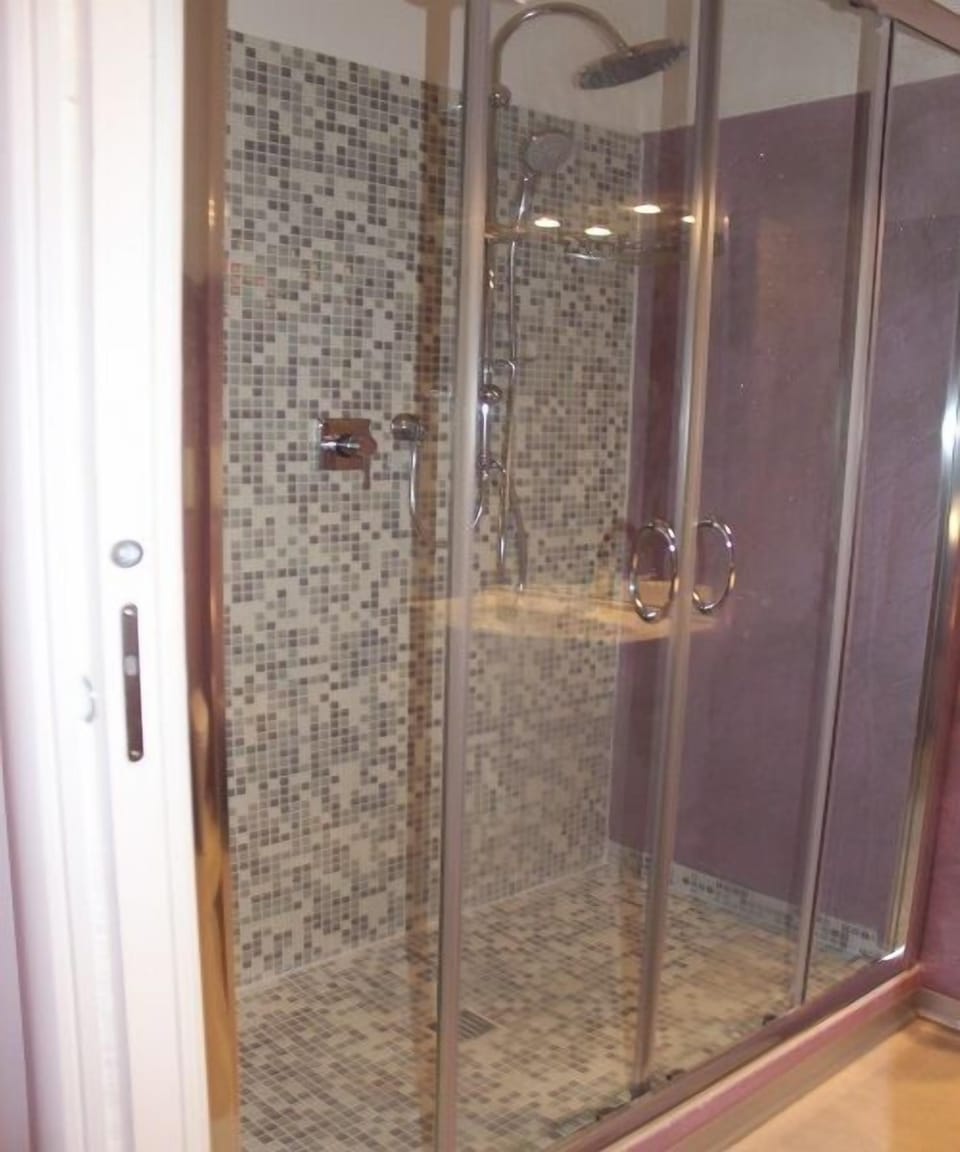 Room (Viola) | Bathroom | Shower, free toiletries, hair dryer