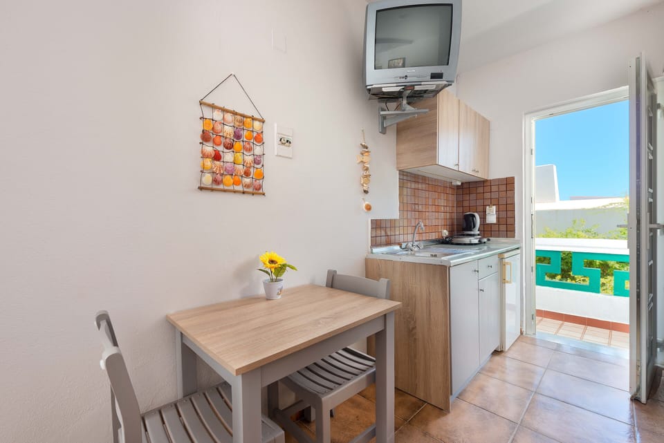 Superior Studio, Balcony, Garden View | Private kitchen | Mini-fridge, stovetop, cookware/dishes/utensils