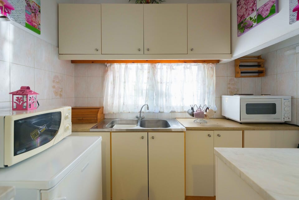 Standard Apartment, 2 Bedrooms, Garden View | Private kitchen | Mini-fridge, stovetop, cookware/dishes/utensils