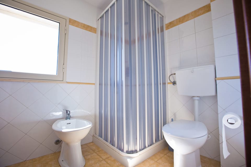 Standard Twin Room (Private External Bathroom) | Bathroom shower