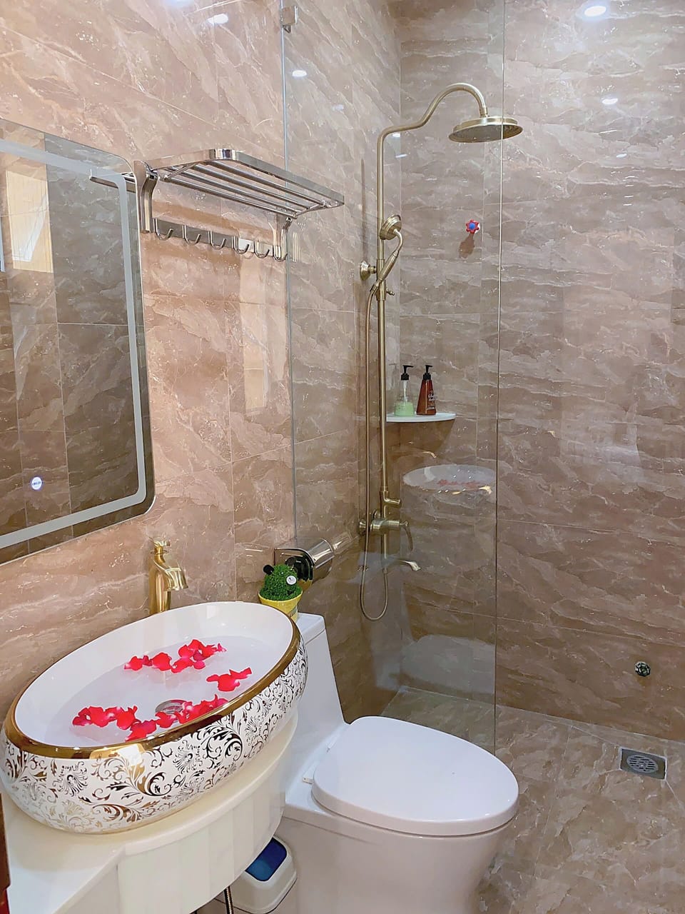Basic Room, City View | Bathroom | Shower, hair dryer, bathrobes, slippers