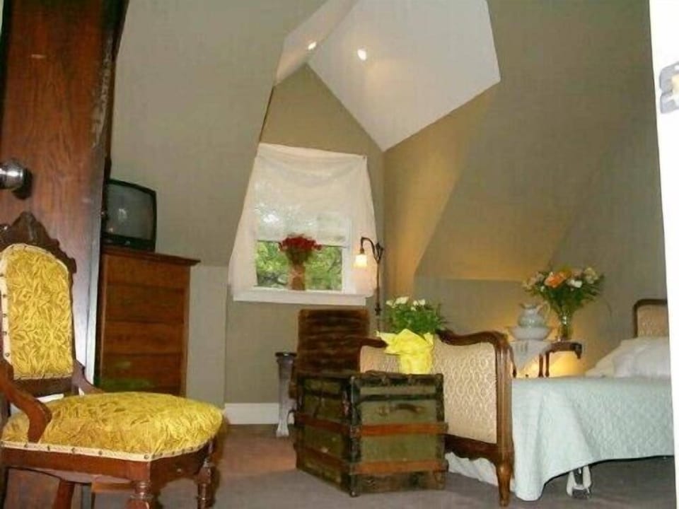 Traditional Room, 1 Queen Bed, Fireplace (Oak Leaf Room) | Individually decorated, individually furnished, soundproofing, free WiFi