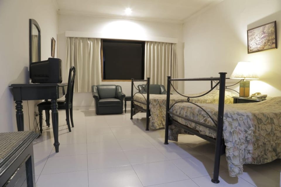 Superior Twin Room | Desk, bed sheets