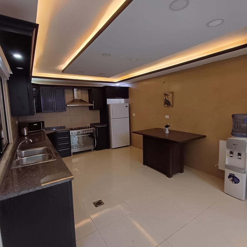 Full-size fridge, microwave, oven, stovetop