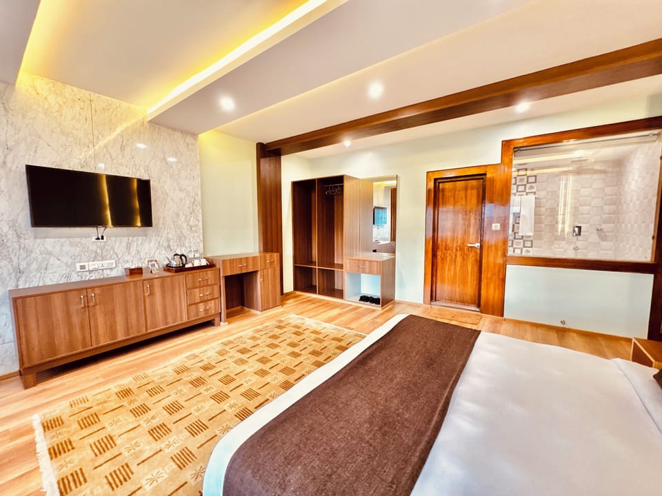 Luxury Double Room, 1 King Bed, City View | Free WiFi