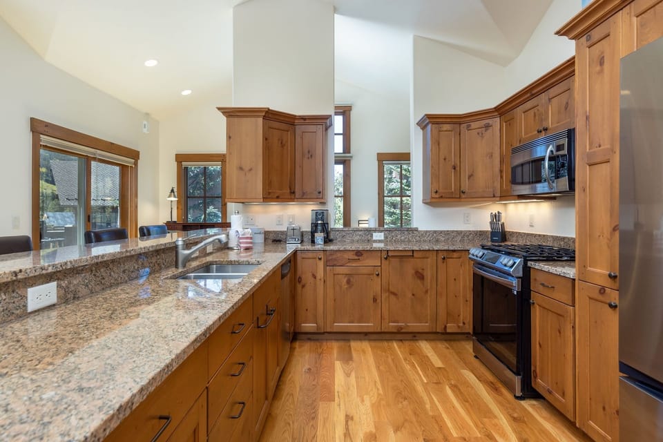Townhome, 3 Bedrooms | Private kitchen | Coffee/tea maker, fridge, oven, toaster