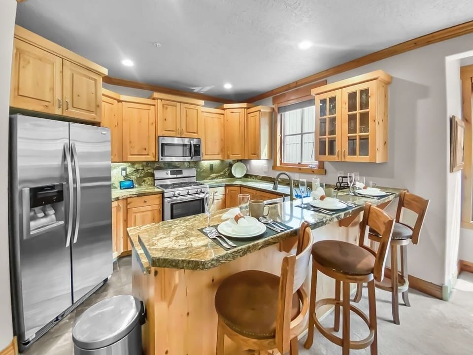 Condo, 3 Bedrooms | Private kitchen | Coffee/tea maker, fridge, oven, electric kettle