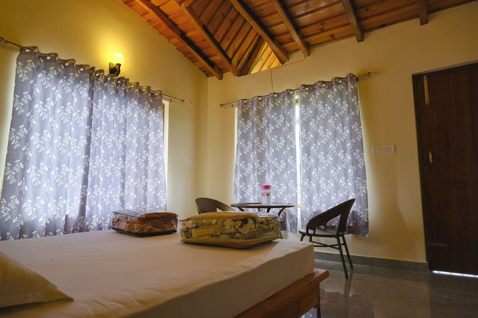 Deluxe Double Room, Mountain View | Laptop workspace, soundproofing, iron/ironing board, free WiFi