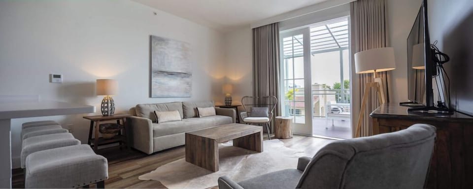 Deluxe Suite, 1 Bedroom, Kitchen | Living area