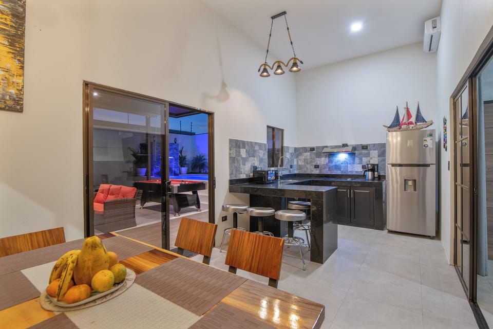 Full-size fridge, microwave, oven, stovetop