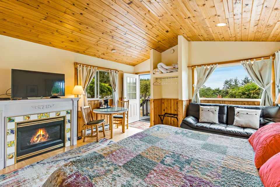 Cabin, 1 Bedroom, Hot Tub, Marina View (Deer Harbor Cottage #1) | WiFi (free)
