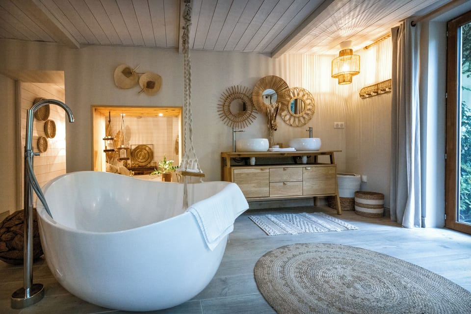 Junior Suite | Bathroom | Bathtub, free toiletries, hair dryer, bathrobes