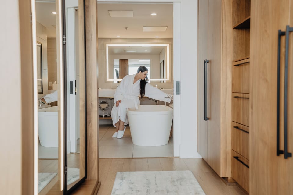 Signature Suite (Panoramique) | Premium bedding, down comforters, in-room safe, desk