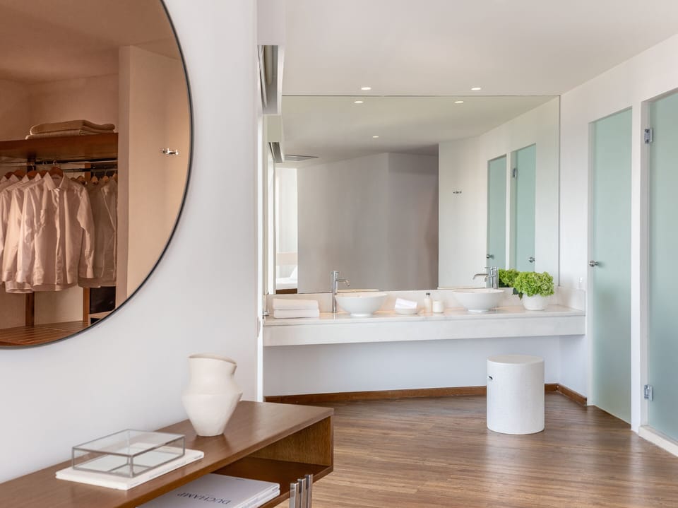 LUX.ME Superior Guestroom Sea View | Bathroom | Hair dryer, towels