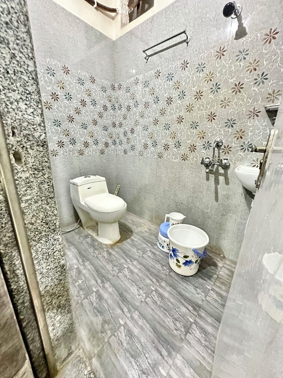 Shower, rainfall showerhead, bidet, towels