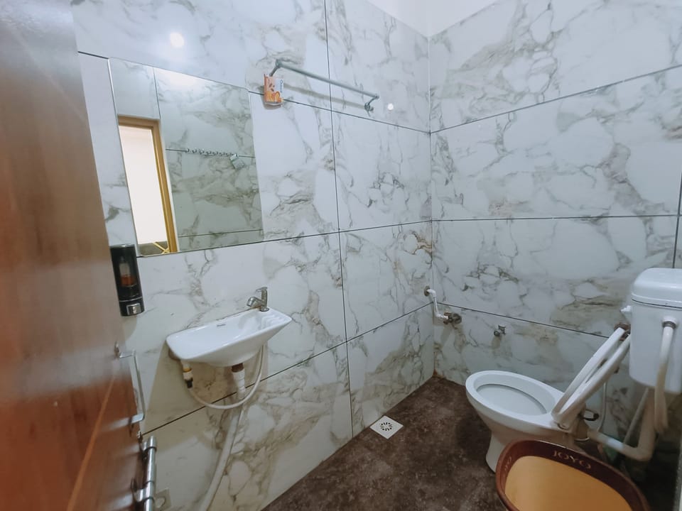 Family Triple Room | Bathroom | Shower, rainfall showerhead, towels, soap