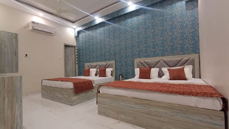 Family Room | Iron/ironing board, free WiFi, bed sheets