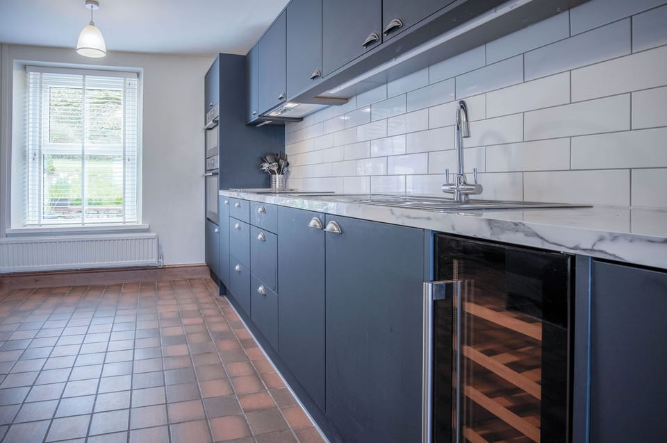 Full-size fridge, microwave, oven, stovetop