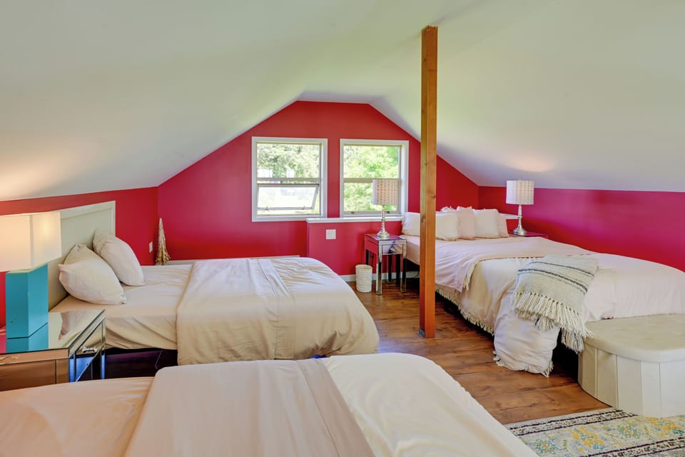 Waterfront Bellingham Bliss: Steps to Beach! Cottage in Washington