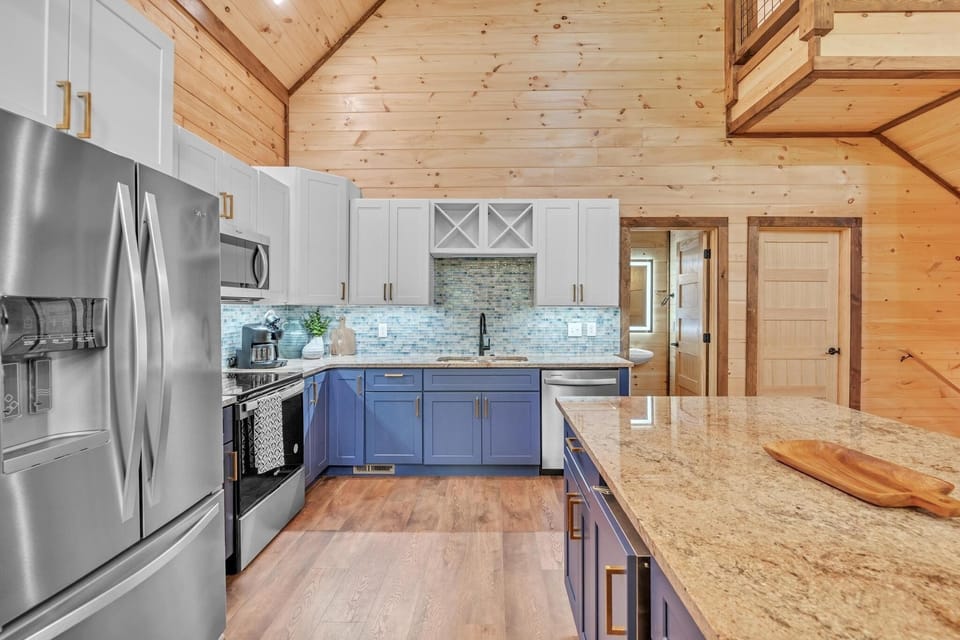 Cabin, 2 Bedrooms | Private kitchen | Fridge, oven, coffee/tea maker, toaster