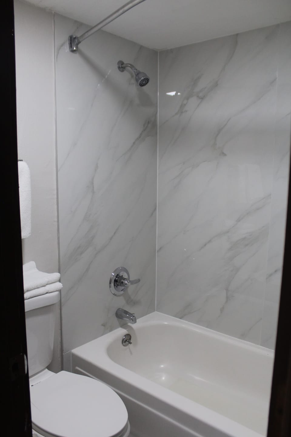Deluxe Double Room | Bathroom | Combined shower/tub, towels, soap, shampoo