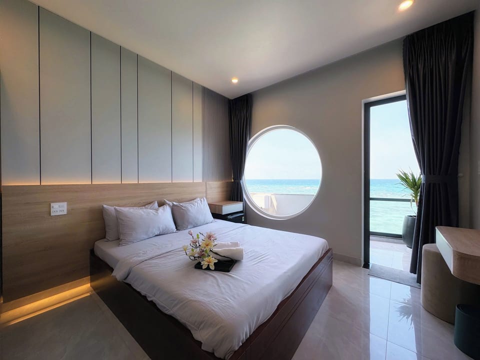 Deluxe Double Room, Sea View | Desk, soundproofing, iron/ironing board, free WiFi