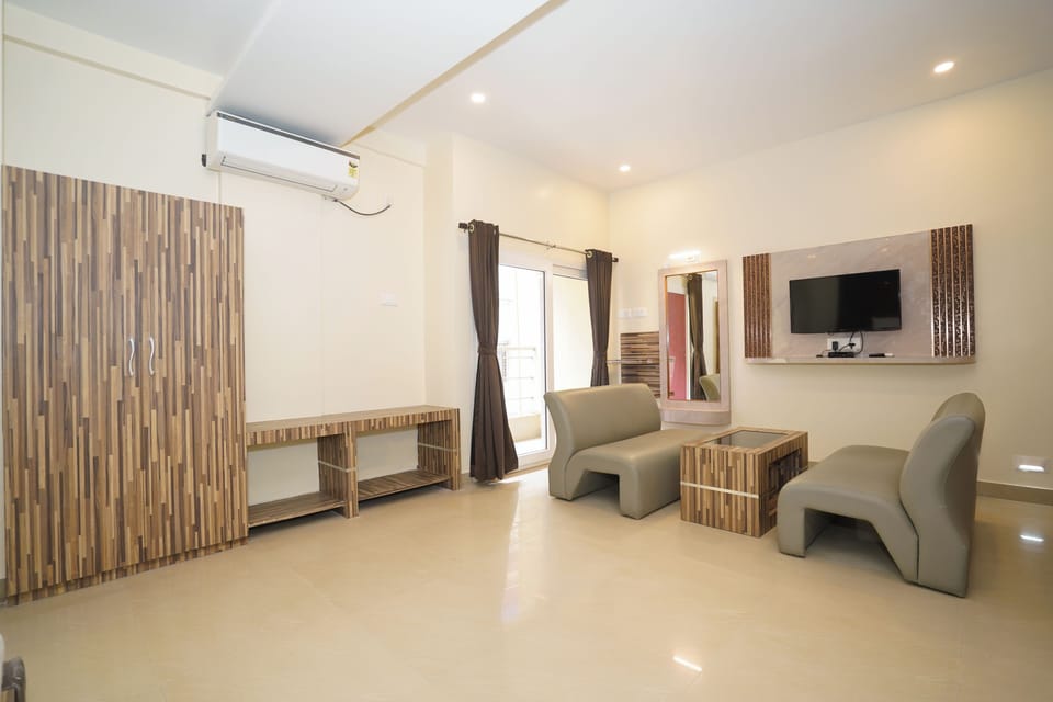 Deluxe Quadruple Room | Desk, laptop workspace, blackout drapes, free WiFi