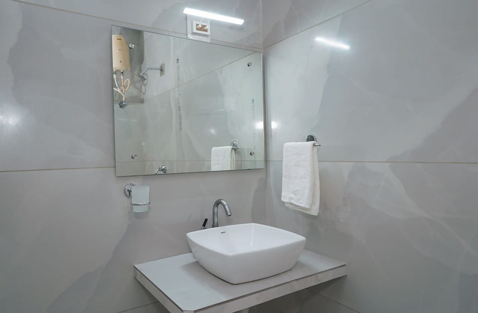 Deluxe Quadruple Room | Bathroom | Shower, free toiletries, towels, soap
