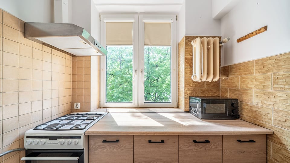 Apartment (9) | Private kitchen | Fridge, stovetop, electric kettle, cookware/dishes/utensils