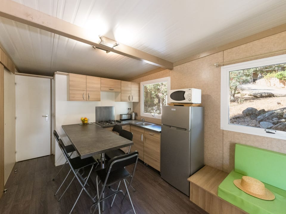 Nepita | Private kitchenette | Full-size fridge, microwave, electric kettle, toaster