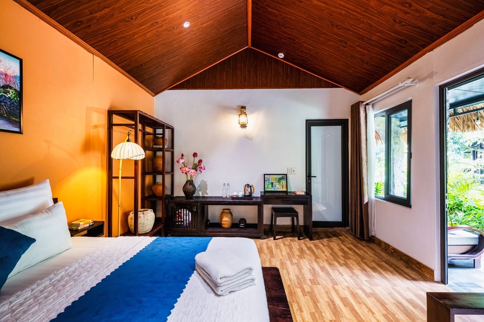 Deluxe Double Room, Mountain View | Minibar, desk, WiFi (free)