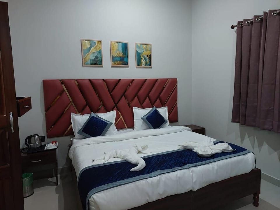 Deluxe Room | 1 bedroom, desk, laptop workspace, free WiFi
