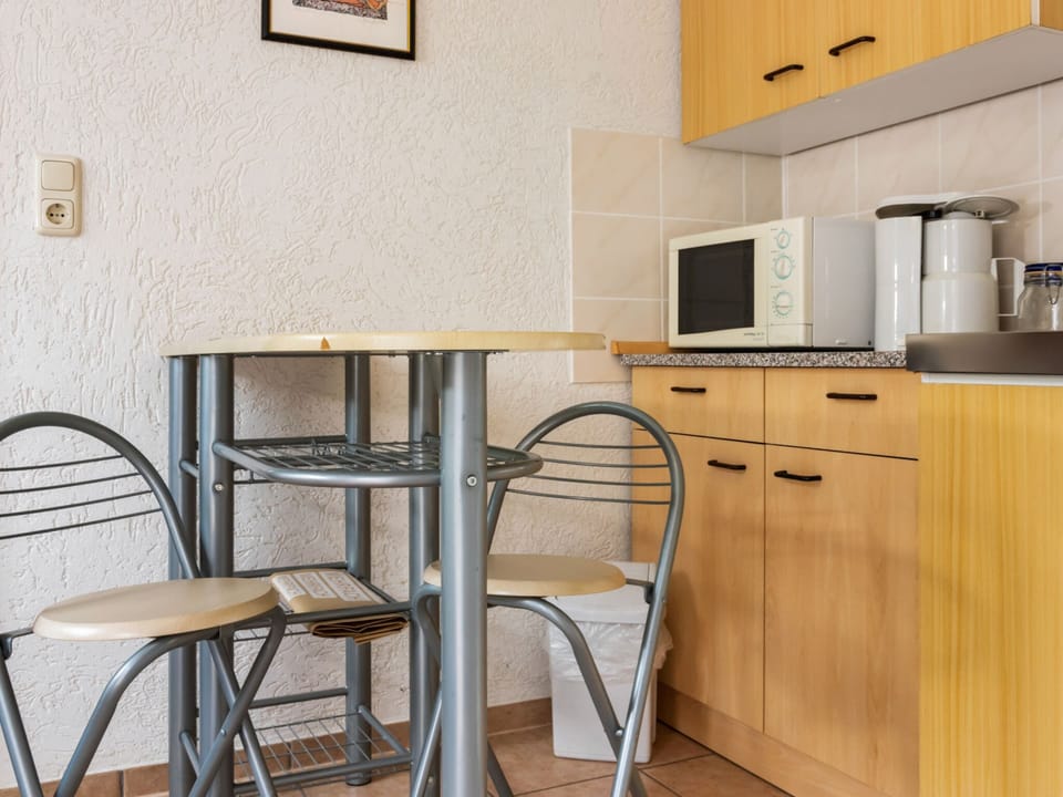 Comfort Apartment, 1 Bedroom | Private kitchen | Fridge, microwave, oven, coffee/tea maker
