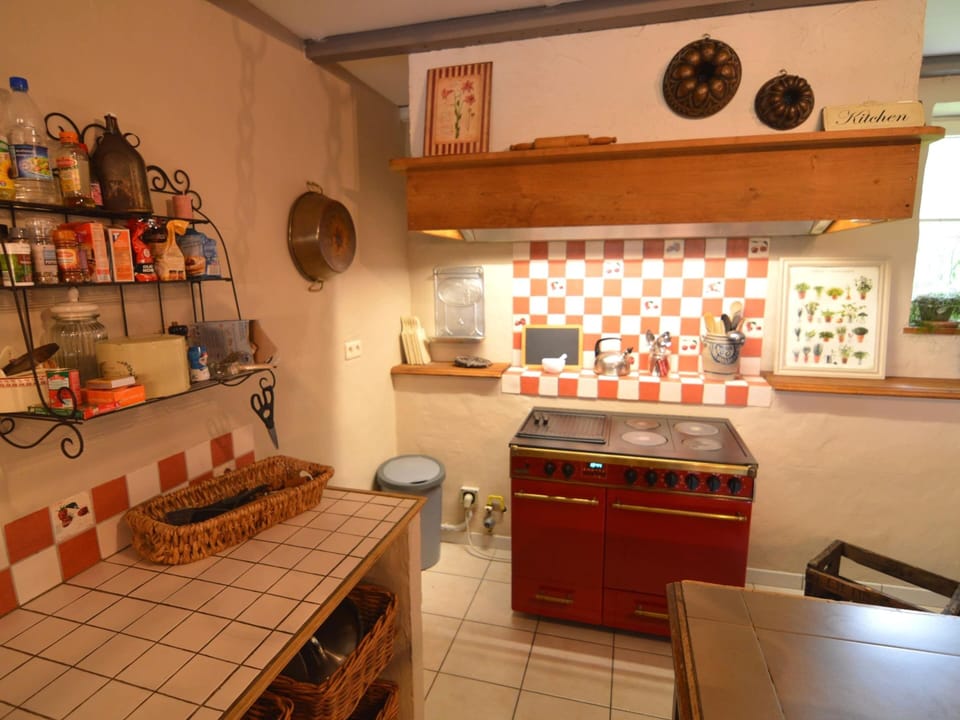 Classic House, 6 Bedrooms | Private kitchen | Fridge, microwave, oven, dishwasher