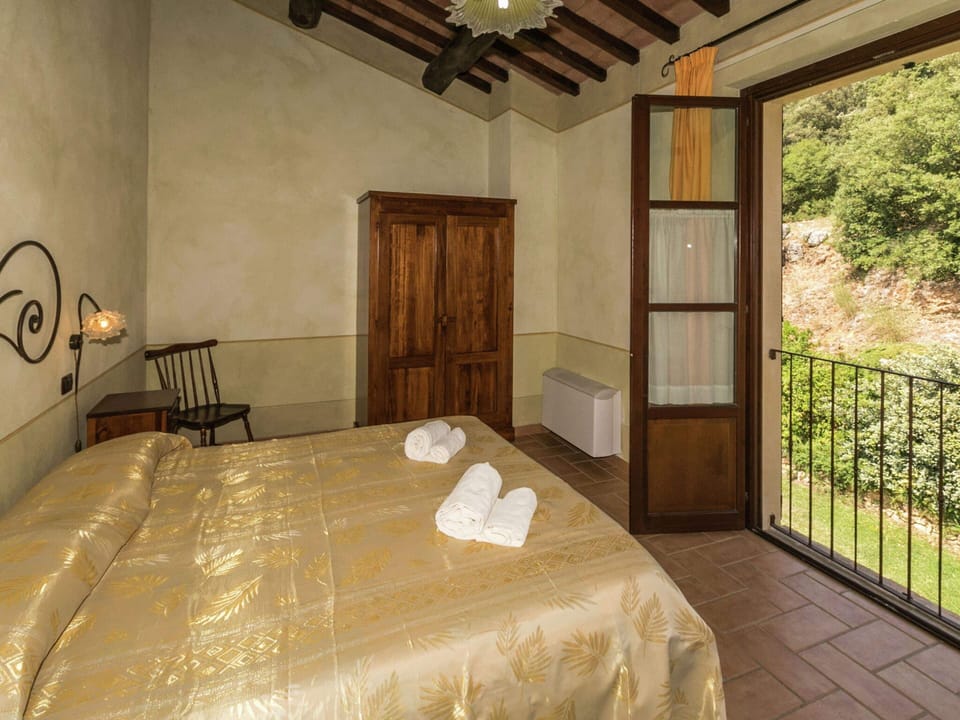 13 bedrooms, individually furnished, bed sheets