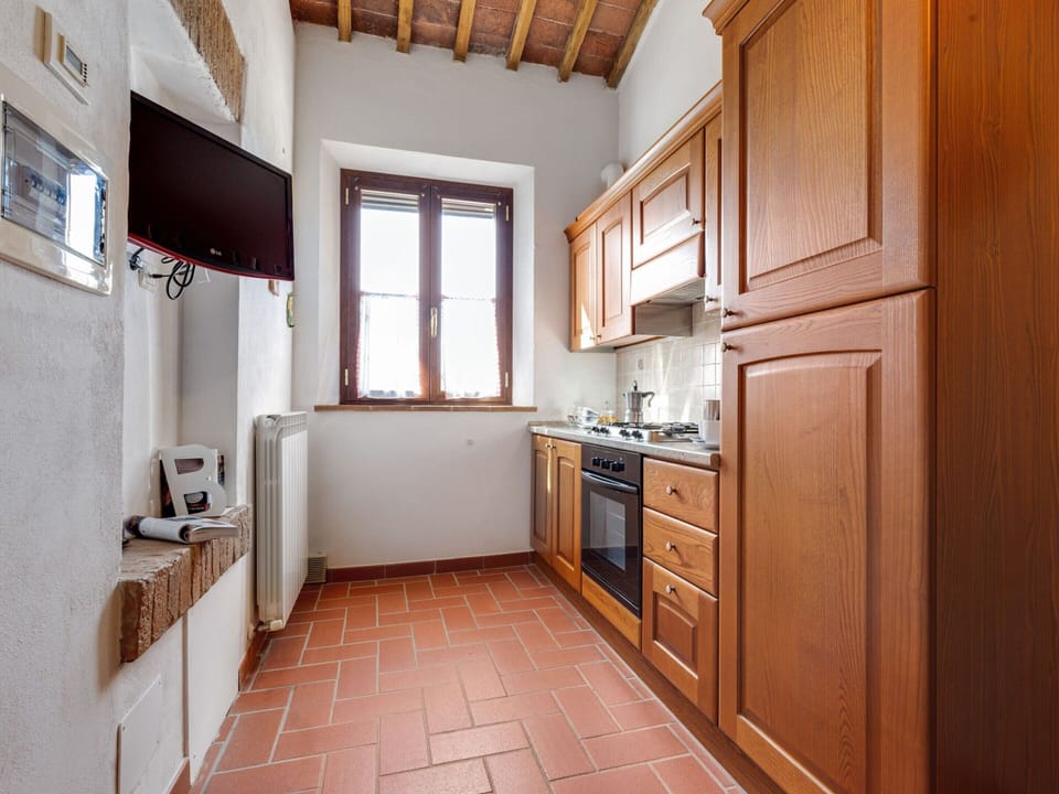 Classic House, 1 Bedroom | Private kitchen | Oven, coffee/tea maker