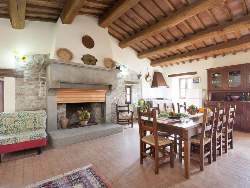 Elite House, 4 Bedrooms | Living room | Fireplace