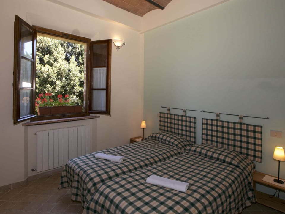 Comfort House, 3 Bedrooms | 5 bedrooms, individually furnished, bed sheets
