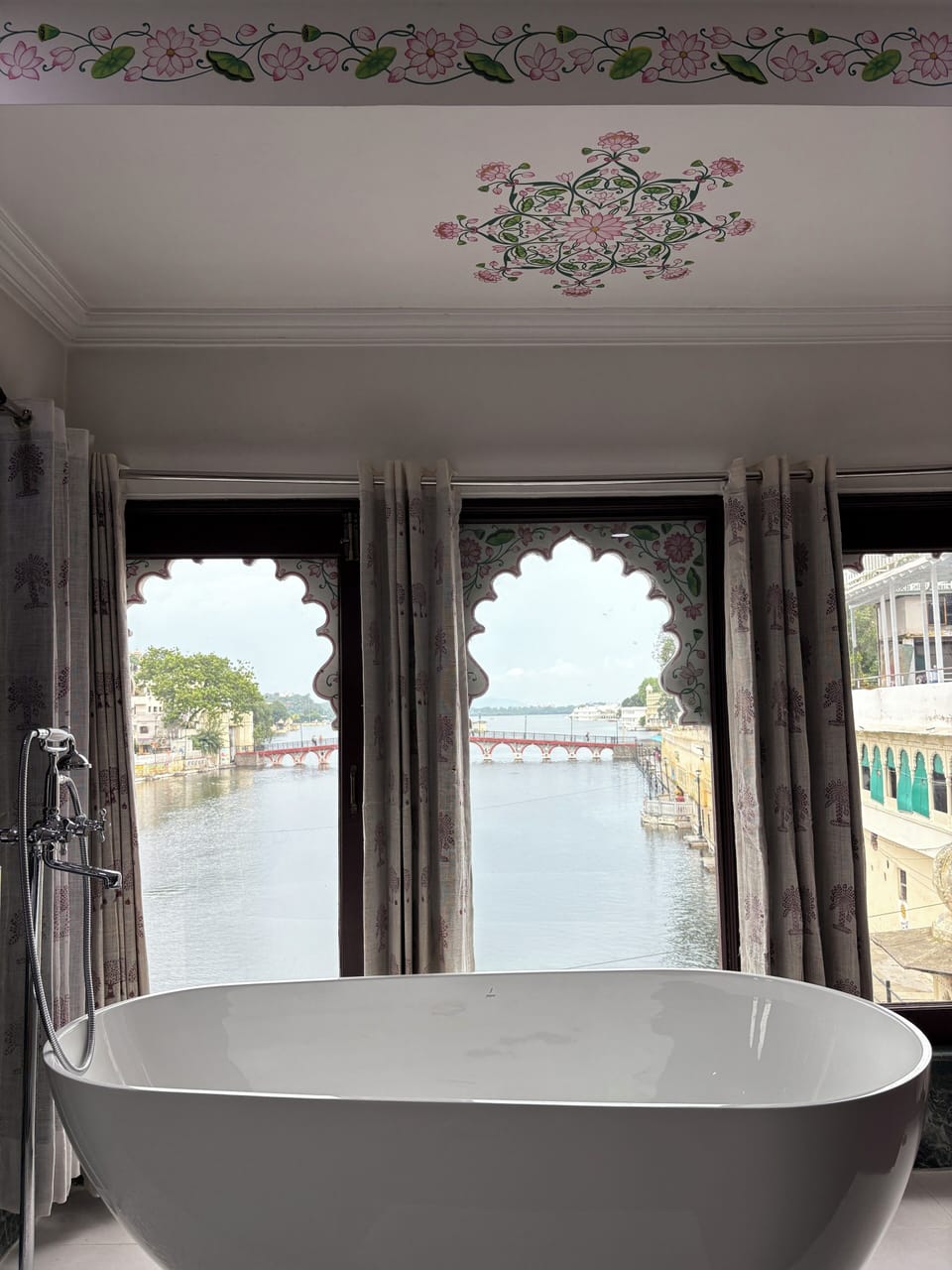 Premium Studio Suite, Accessible Bathtub, Lake View | In-room dining