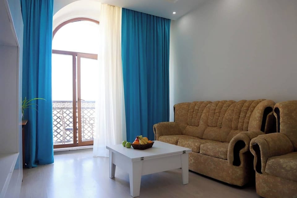 Comfort Apartment, Balcony, City View | Living area
