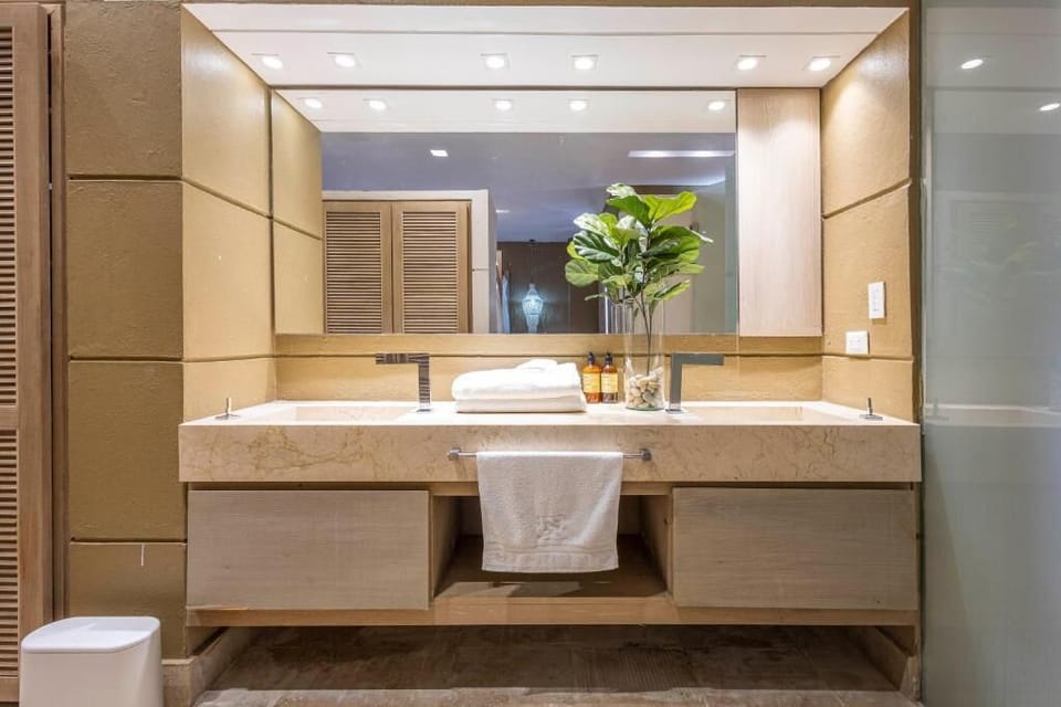 Shower, free toiletries, towels, toilet paper