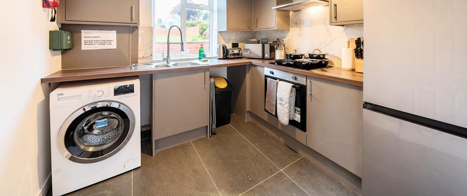Economy House, Garden View | Private kitchen | Electric kettle, toaster