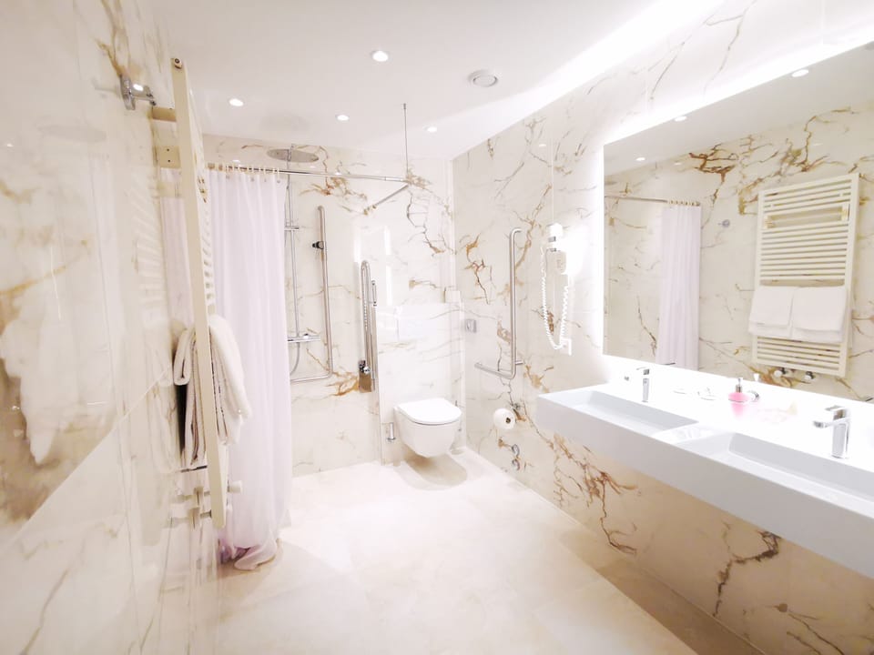 Zweibettzimmer - barrierefrei | Bathroom | Free toiletries, hair dryer, towels