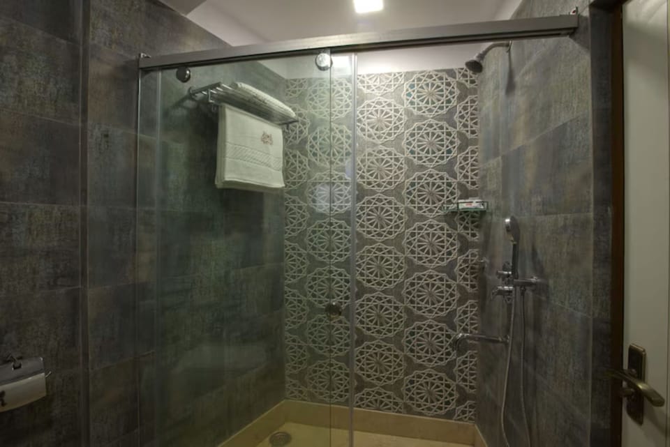 Deluxe Double Room, 1 King Bed, City View | Bathroom | Slippers, towels, soap, shampoo