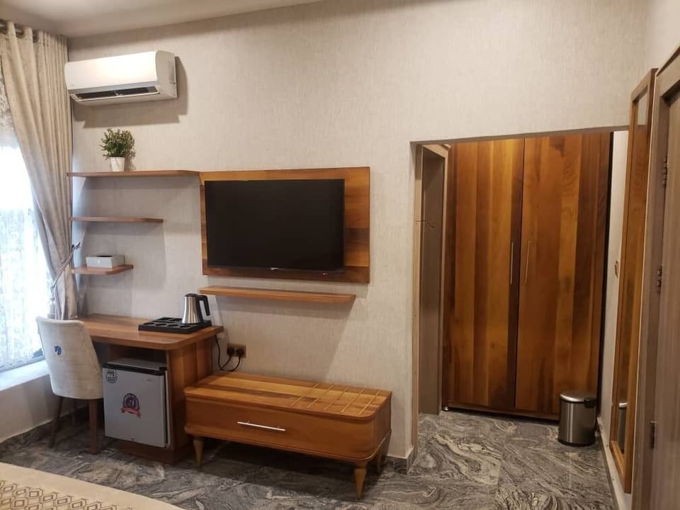Executive Single Room, 1 King Bed, Garden View | Memory foam beds, desk, laptop workspace, free WiFi