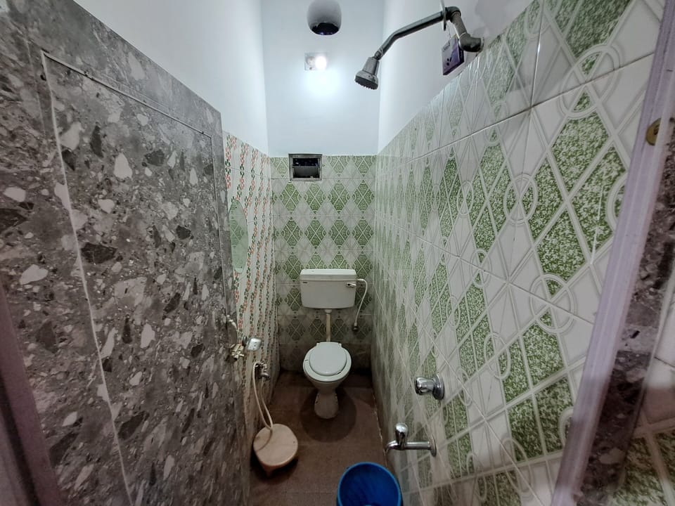 Standard Double Room | Bathroom | Shower, towels