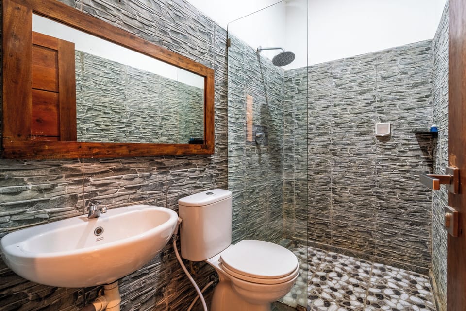 Deluxe Double Room, Pool View | Bathroom | Shower, rainfall showerhead, free toiletries, bidet