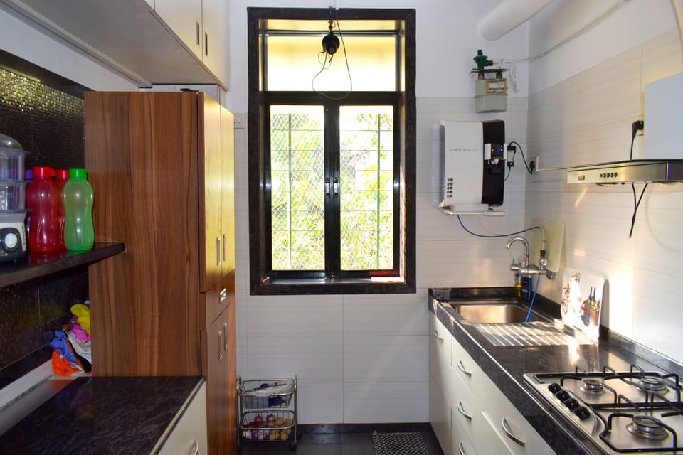 Full-size fridge, microwave, coffee/tea maker, electric kettle