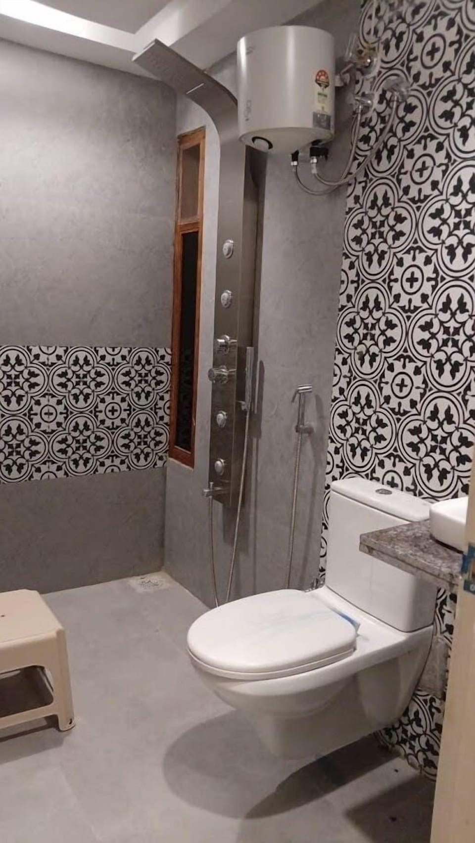 Presidential Room | Bathroom | Shower, towels, soap, shampoo